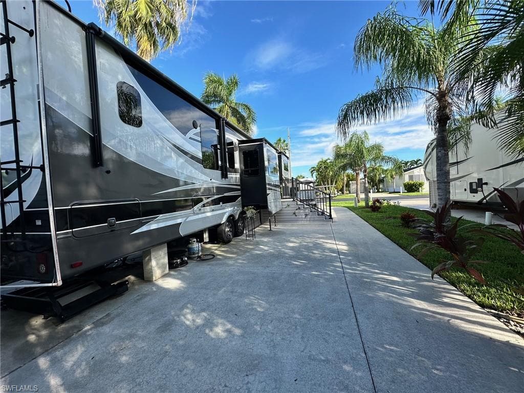 1678 Diamond Lake Cir, Naples, FL 34114-9