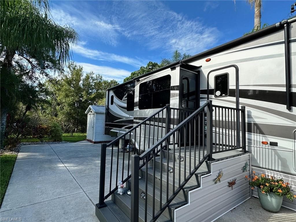 1678 Diamond Lake Cir, Naples, FL 34114-5