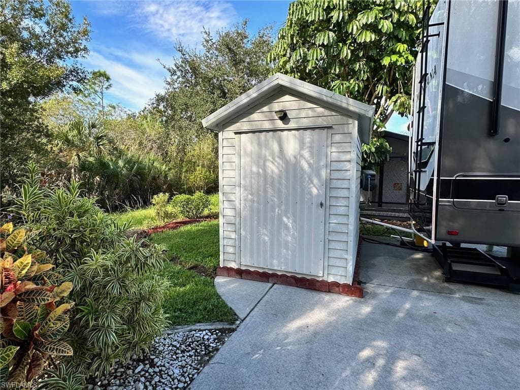 1678 Diamond Lake Cir, Naples, FL 34114-7