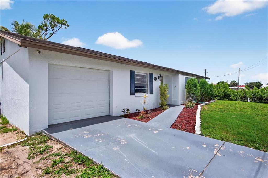 7416 Pine Dr, Fort Myers, FL 33967-6