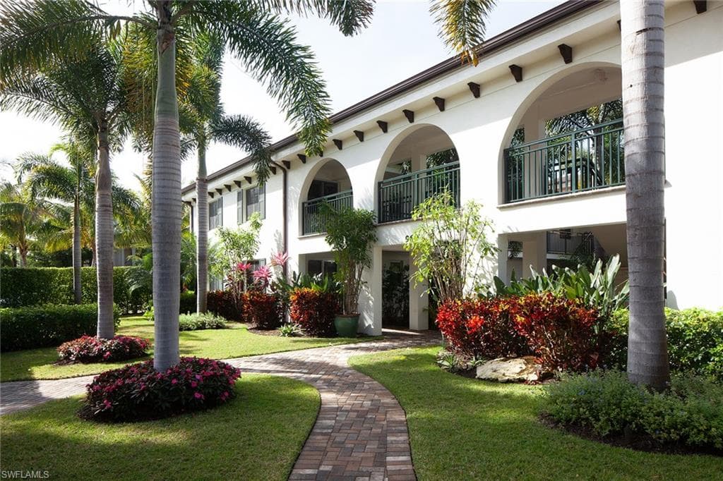 960 7th St S 202, Naples, FL 34102-9