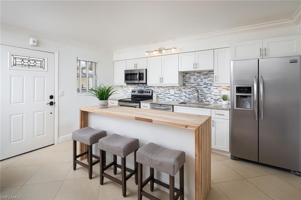 960 7th St S 202, Naples, FL 34102-10