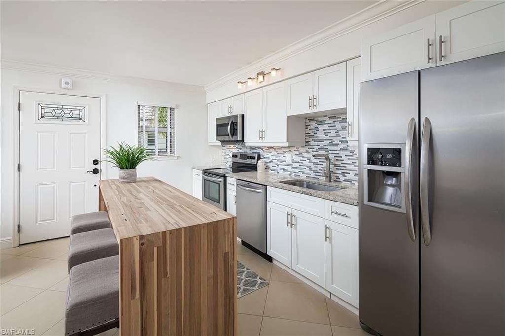 960 7th St S 202, Naples, FL 34102-11