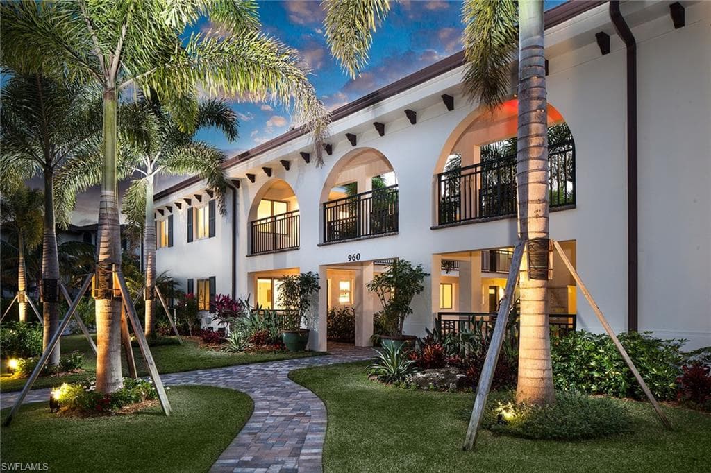960 7th St S 202, Naples, FL 34102-2