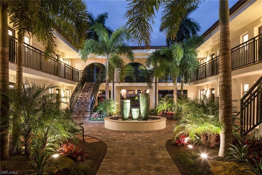 960 7th St S 202, Naples, FL 34102-3