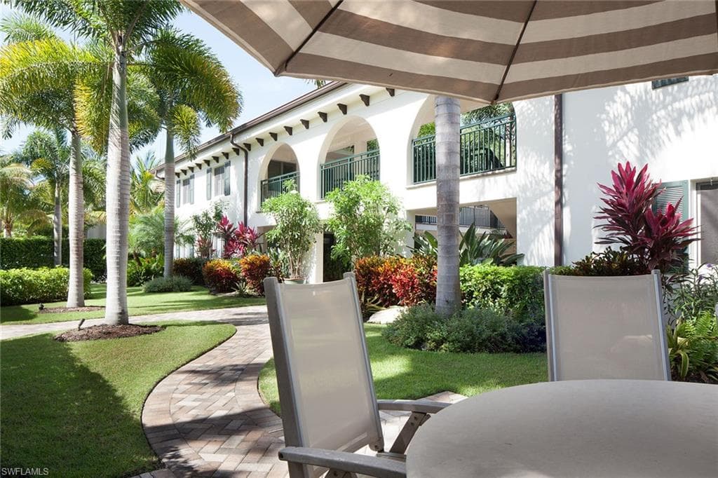 960 7th St S 202, Naples, FL 34102-5