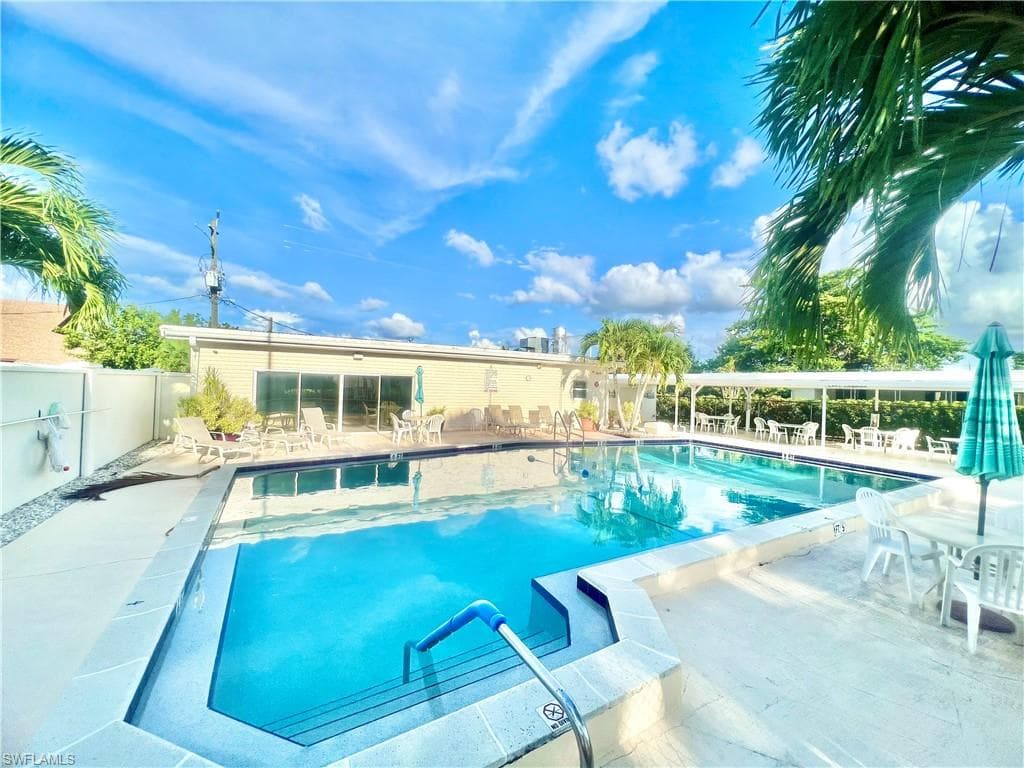 513 Cape Florida Ln, Naples, FL 34104-37