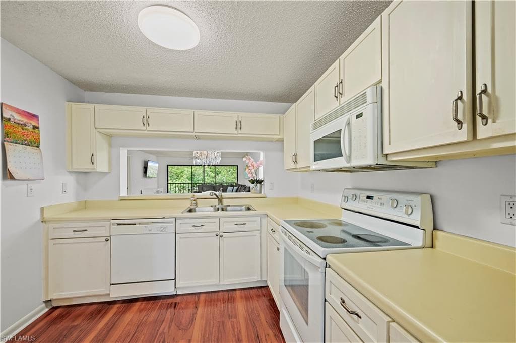 240 Pebble Beach Cir F206, Naples, FL 34113-9