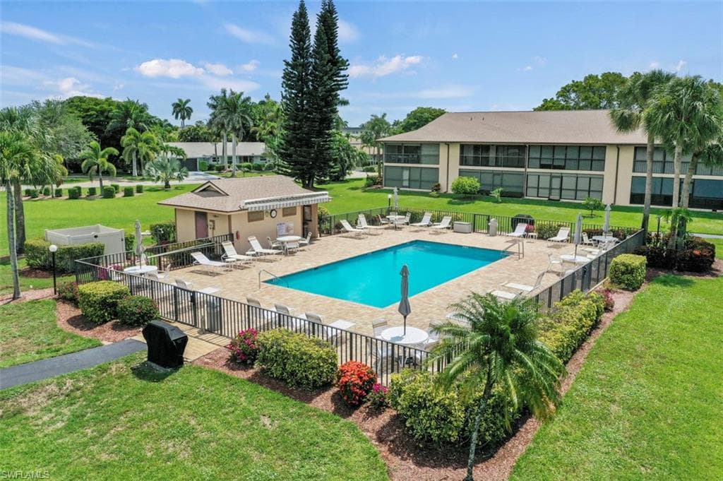 240 Pebble Beach Cir F206, Naples, FL 34113-27