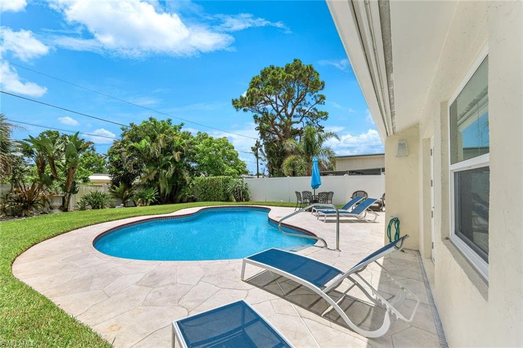 636 98th Ave N, Naples, FL 34108-18