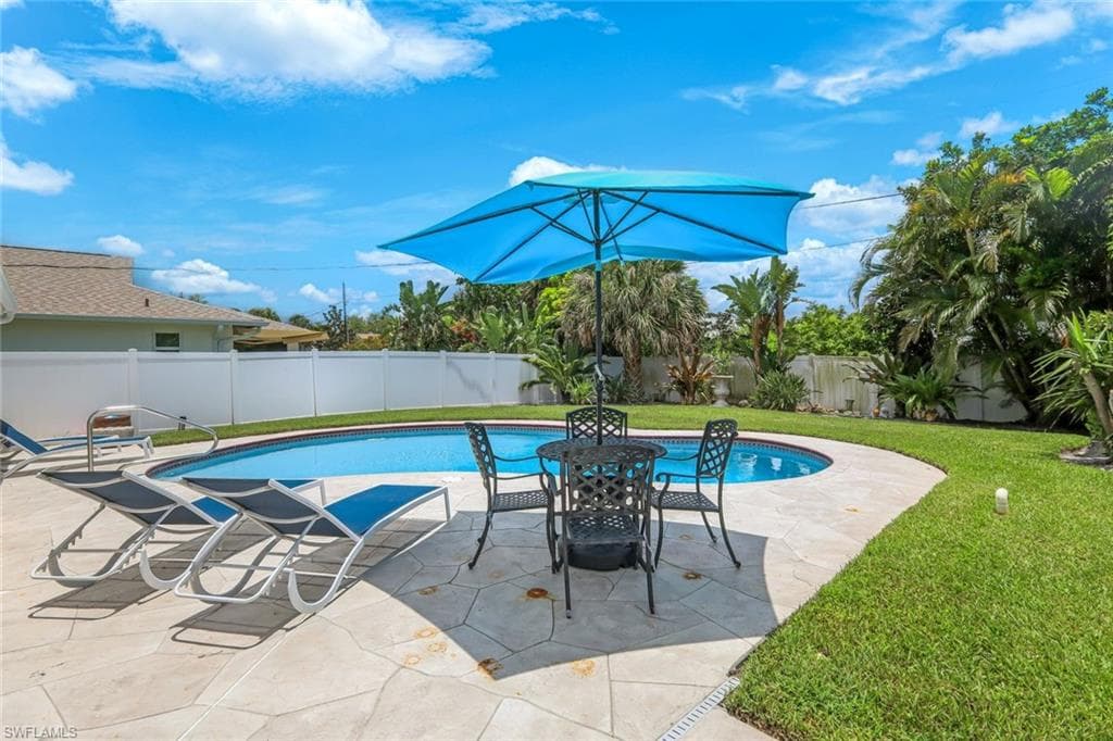 636 98th Ave N, Naples, FL 34108-1