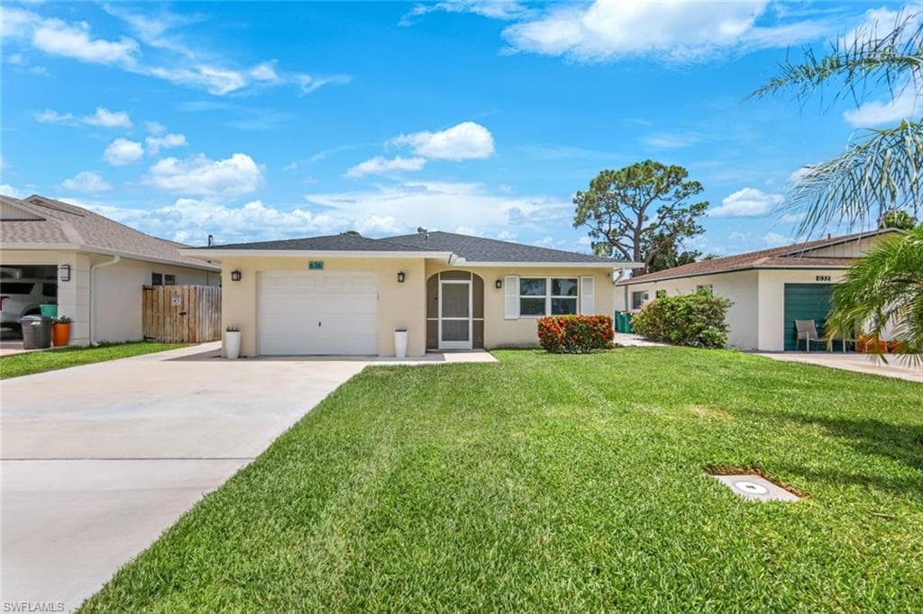 636 98th Ave N, Naples, FL 34108-3
