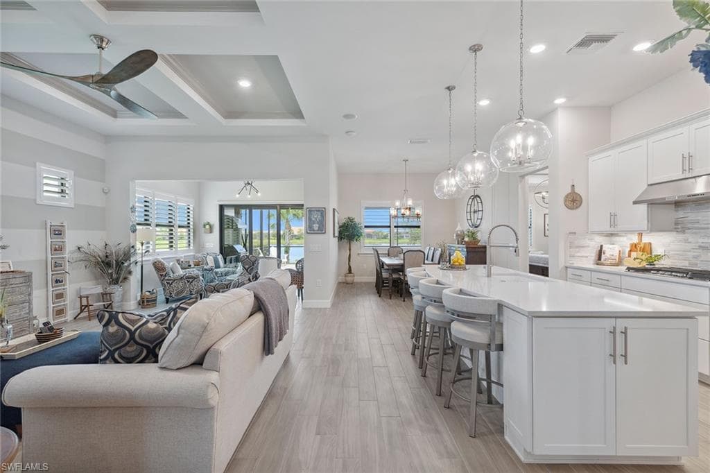 2703 Aviamar Cir, Naples, FL 34114-10
