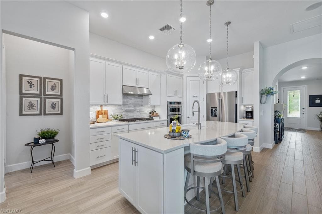 2703 Aviamar Cir, Naples, FL 34114-11