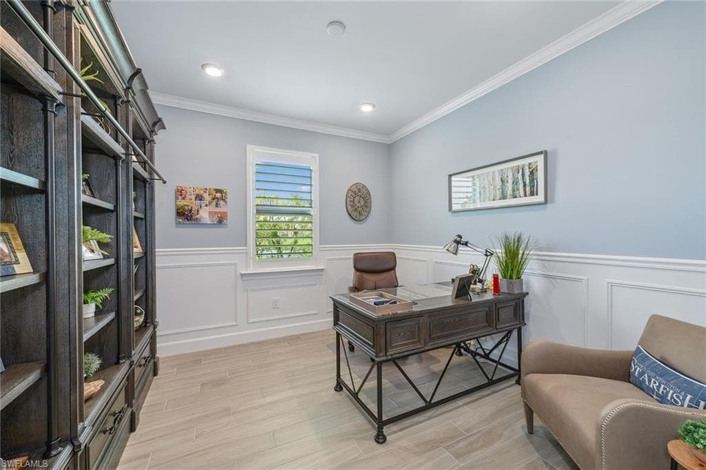 2703 Aviamar Cir, Naples, FL 34114-25