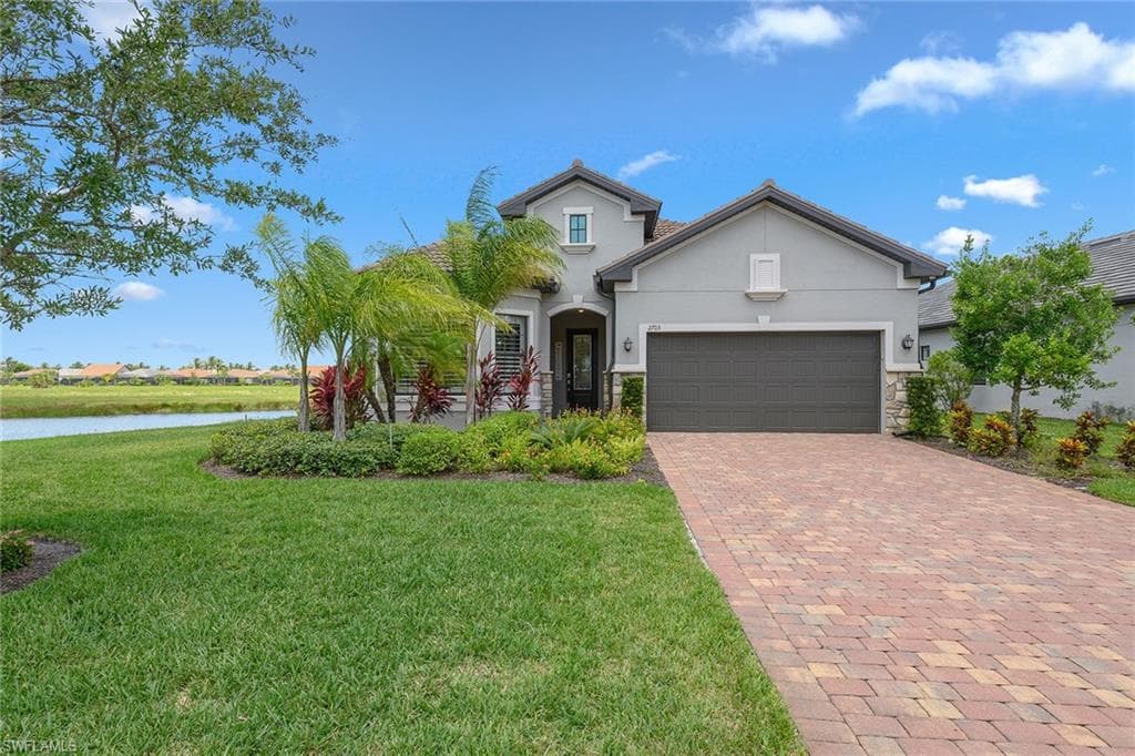 2703 Aviamar Cir, Naples, FL 34114-1