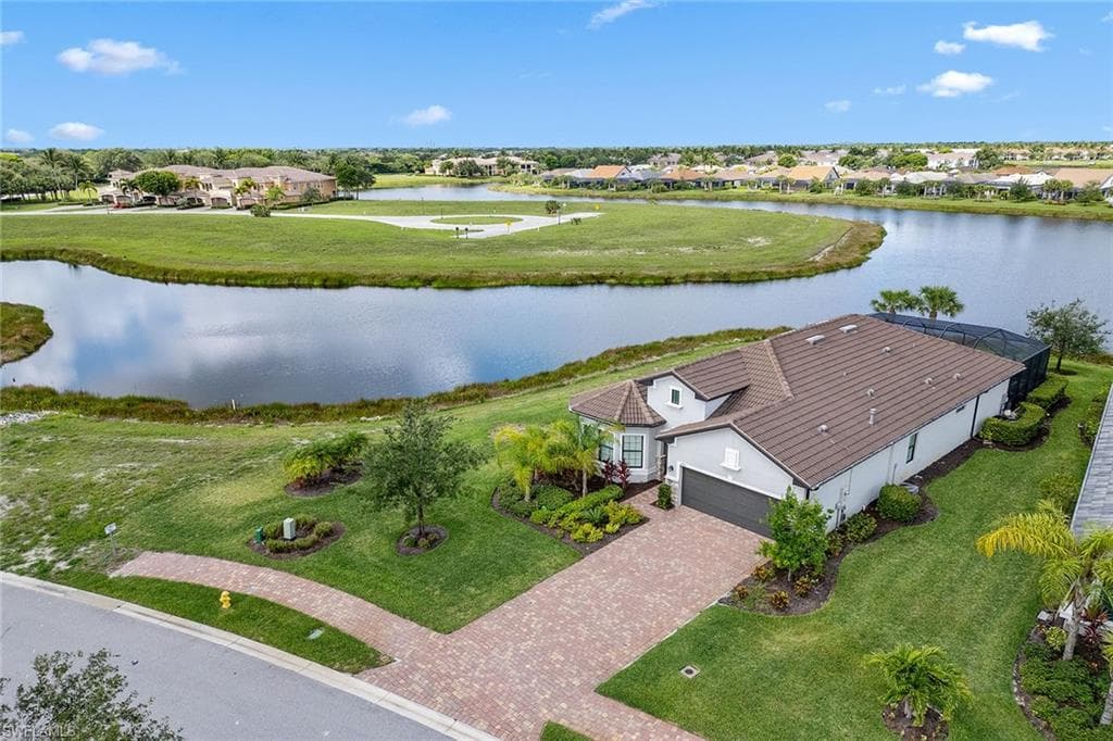 2703 Aviamar Cir, Naples, FL 34114-32