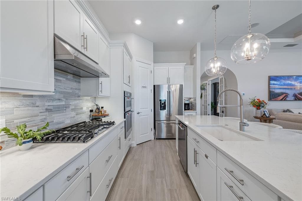 2703 Aviamar Cir, Naples, FL 34114-3