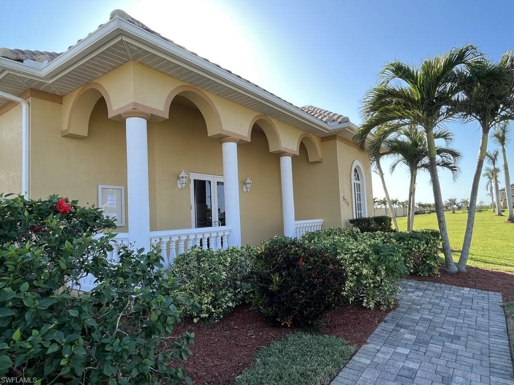 916 Cape Estates Cir, Cape Coral, FL 33993-9