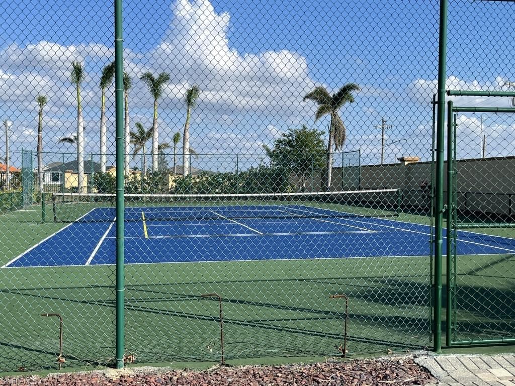 916 Cape Estates Cir, Cape Coral, FL 33993-8