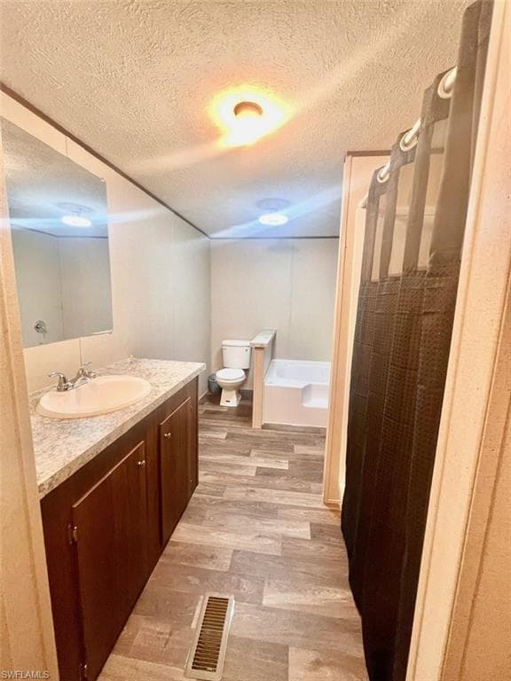 4 Henderson Dr, Naples, FL 34114-14