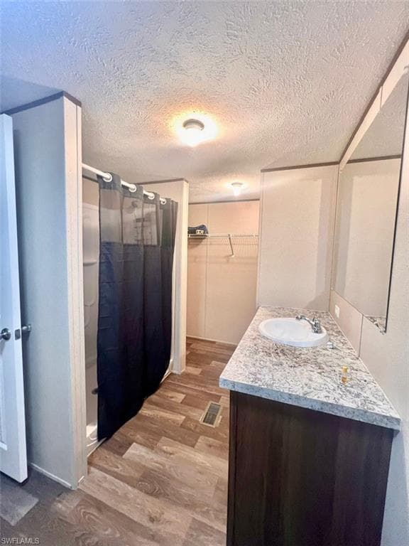 4 Henderson Dr, Naples, FL 34114-15