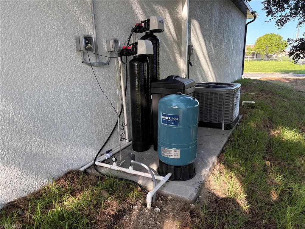 2013 15th Pl, Cape Coral, FL 33909-4