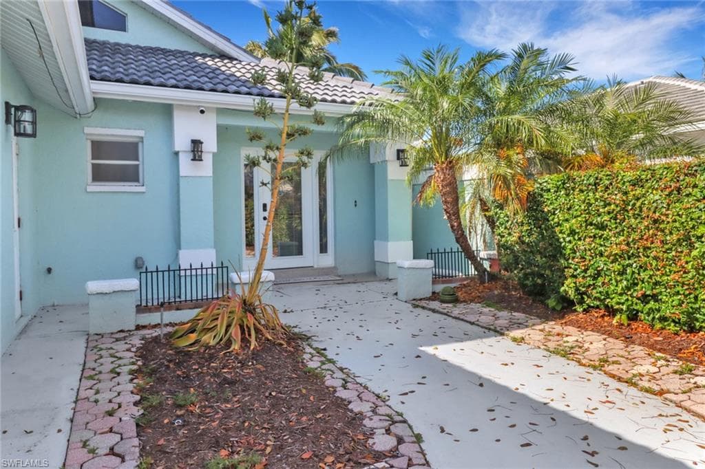 1145 Jardin Dr, Naples, FL 34104-3