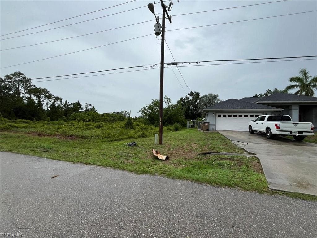 731 Bently St E, Lehigh Acres, FL 33974-5