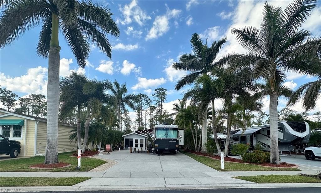 1232 Diamond Lake Cir, Naples, FL 34114-2