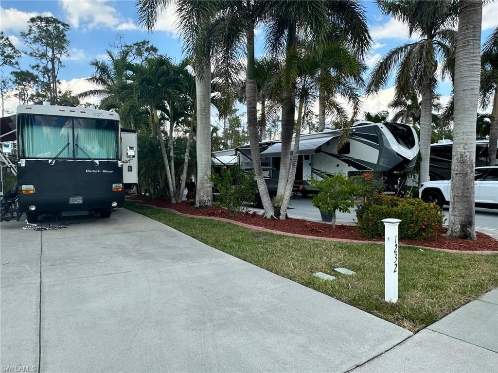 1232 Diamond Lake Cir, Naples, FL 34114-5