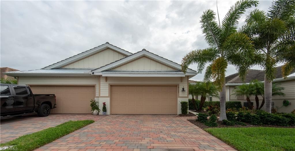14727 Edgewater Cir, Naples, FL 34114-1