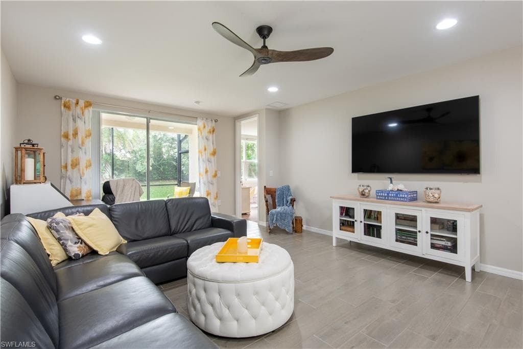 14727 Edgewater Cir, Naples, FL 34114-25