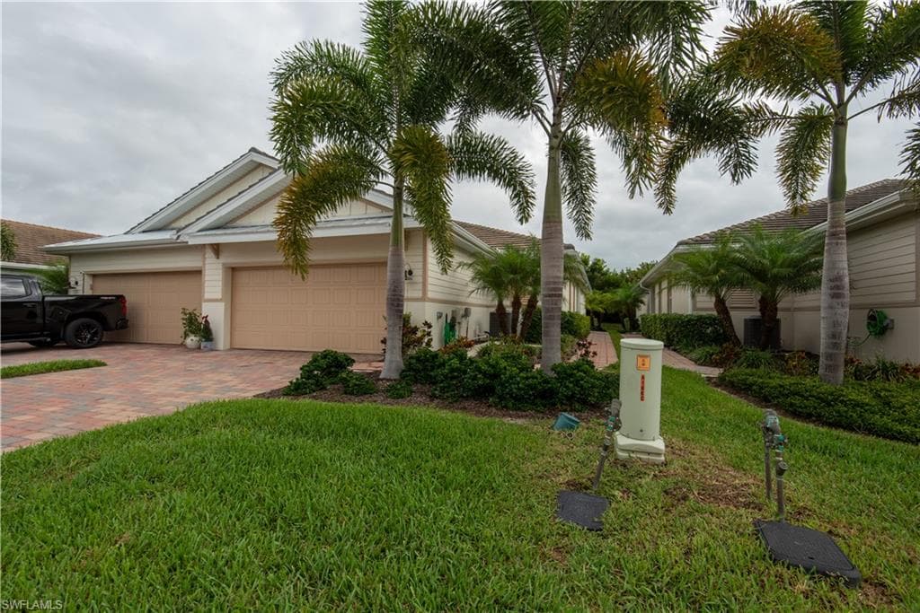 14727 Edgewater Cir, Naples, FL 34114-3