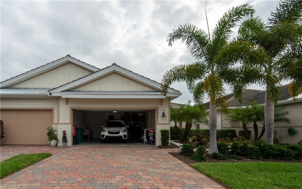 14727 Edgewater Cir, Naples, FL 34114-4