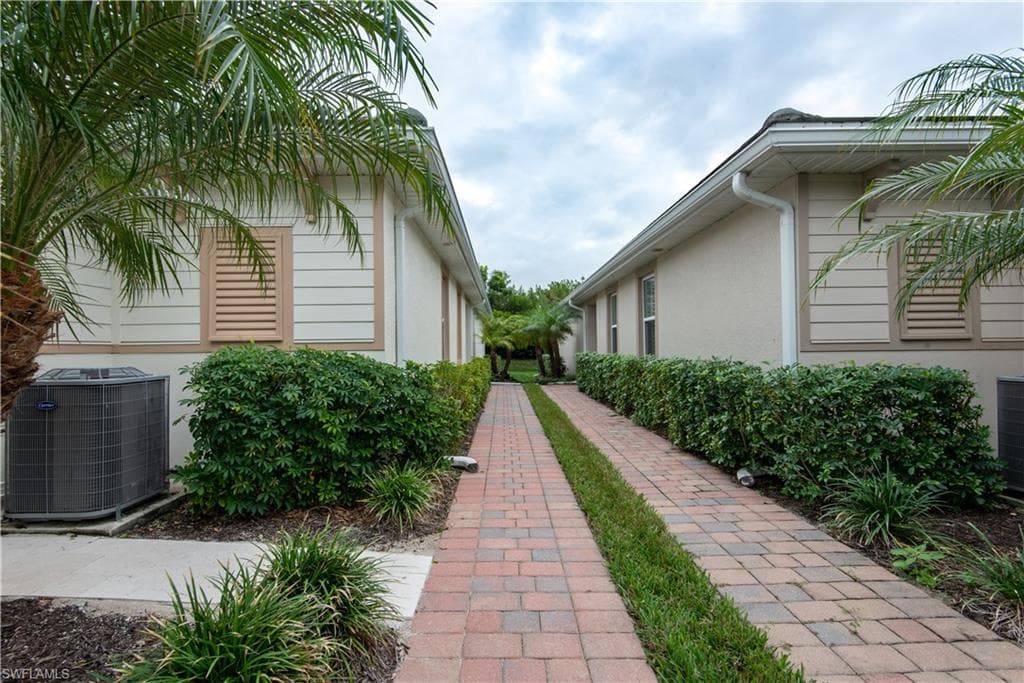 14727 Edgewater Cir, Naples, FL 34114-5