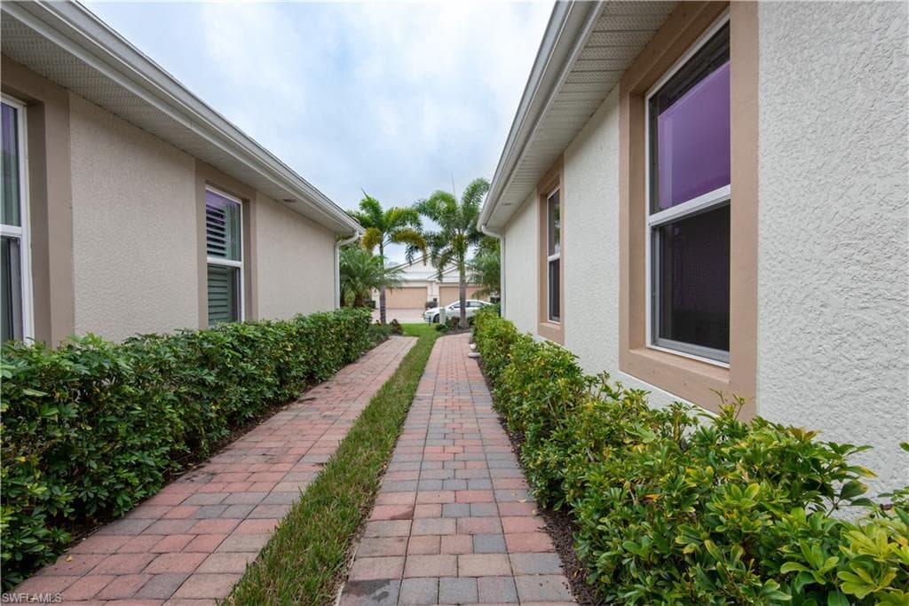 14727 Edgewater Cir, Naples, FL 34114-6