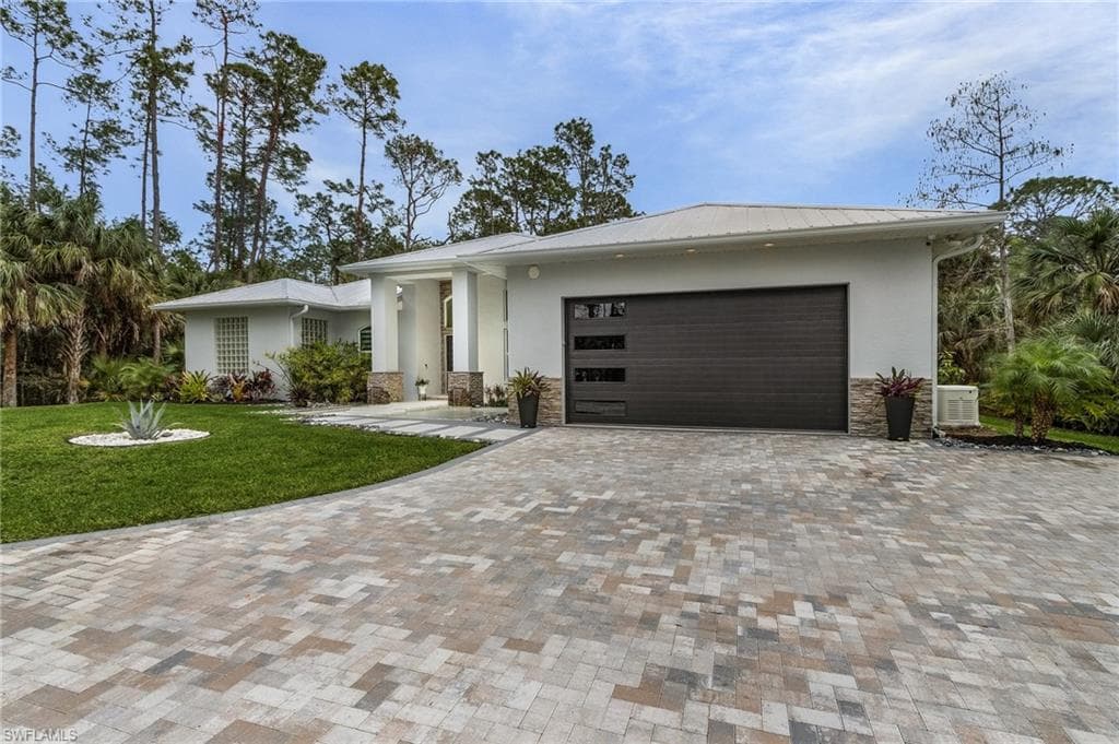 364 Logan Blvd S, Naples, FL 34119-8