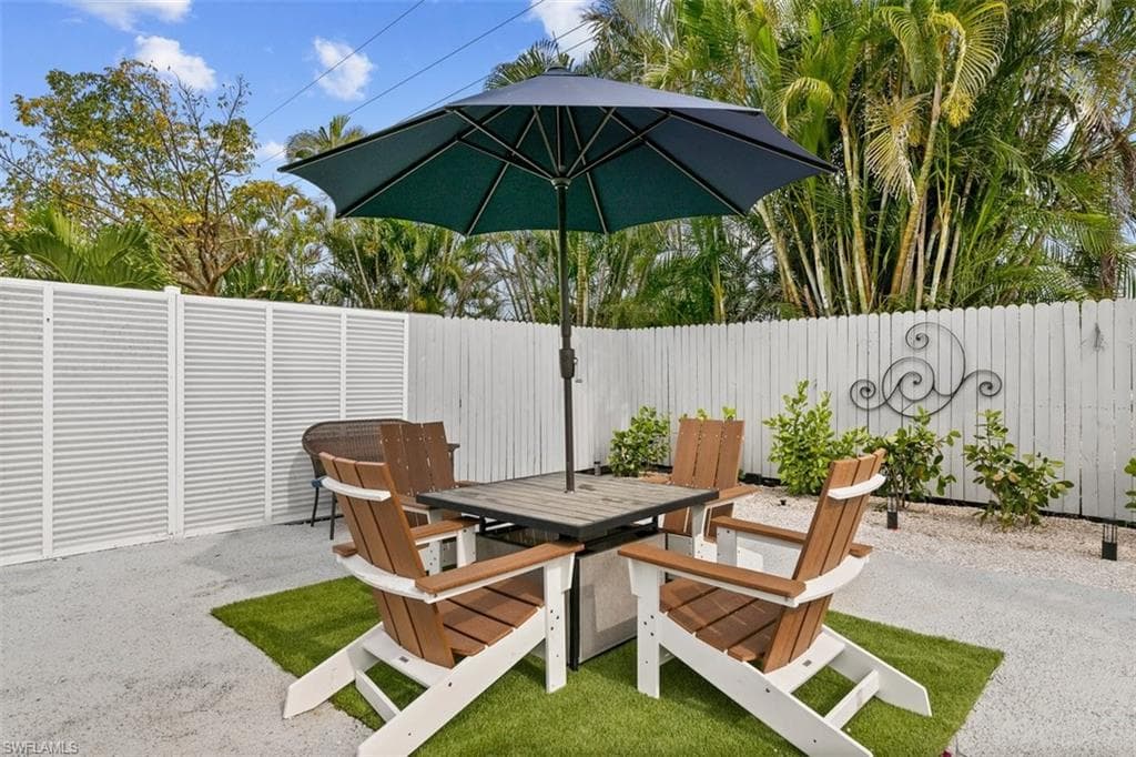 717 95th Ave N, Naples, FL 34108-9