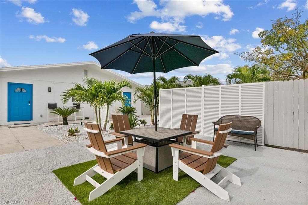 717 95th Ave N, Naples, FL 34108-6