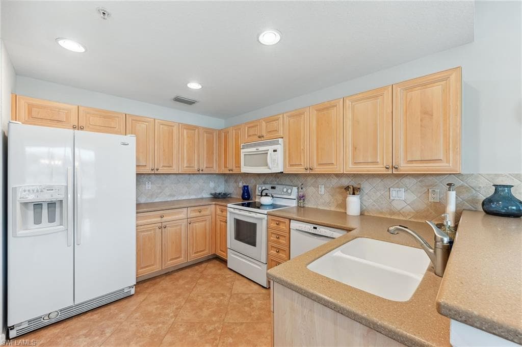 6666 Alden Woods Cir 101, Naples, FL 34113-9