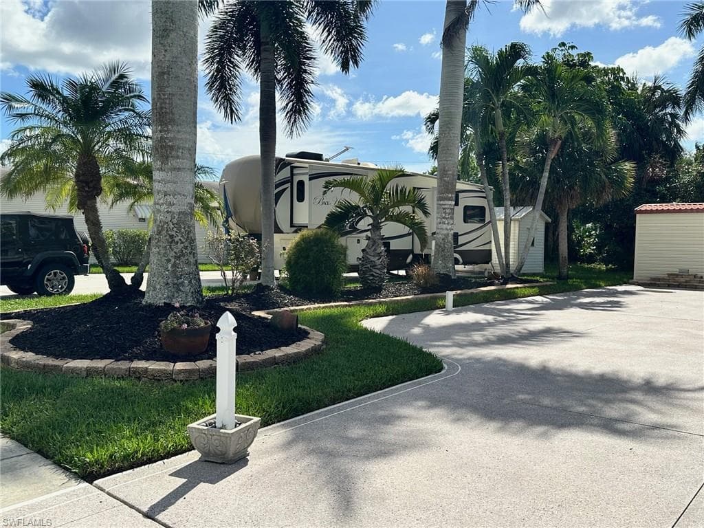 1275 Silver Lakes Blvd, Naples, FL 34114-4