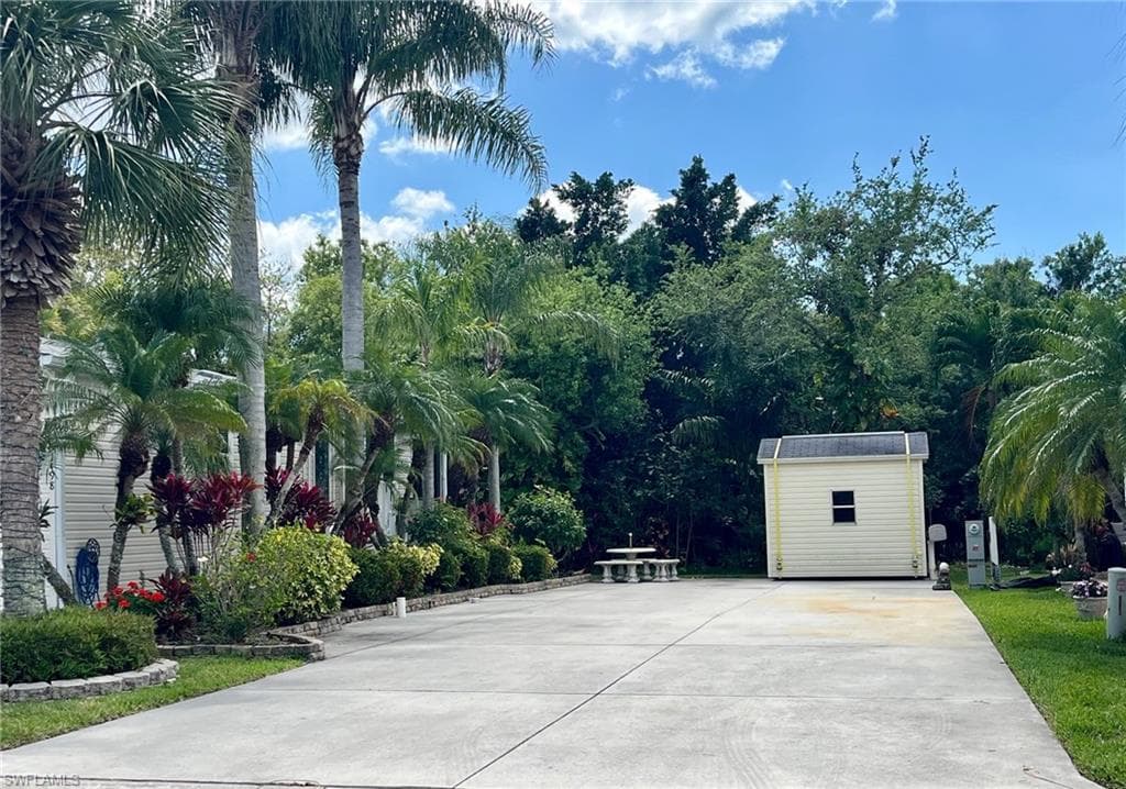 1502 Diamond Lake Cir, Naples, FL 34114-3