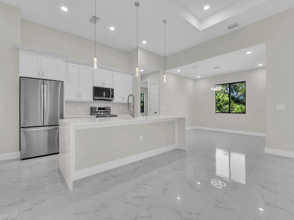 611 Lincoln Ave, Lehigh Acres, FL 33972-8