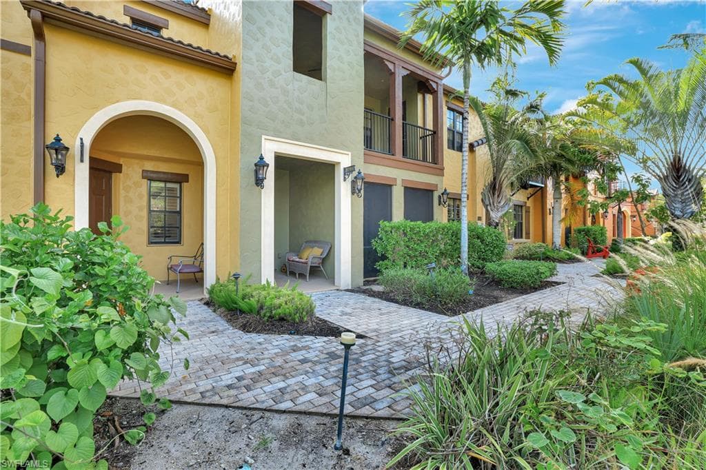 9037 Alturas St 3705, Naples, FL 34113-1