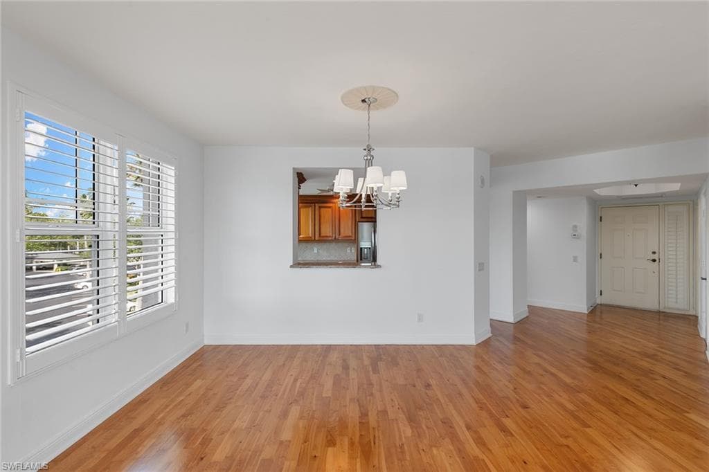 420 Cove Tower Dr 304, Naples, FL 34110-9