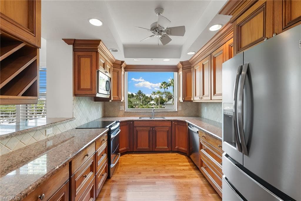 420 Cove Tower Dr 304, Naples, FL 34110-10
