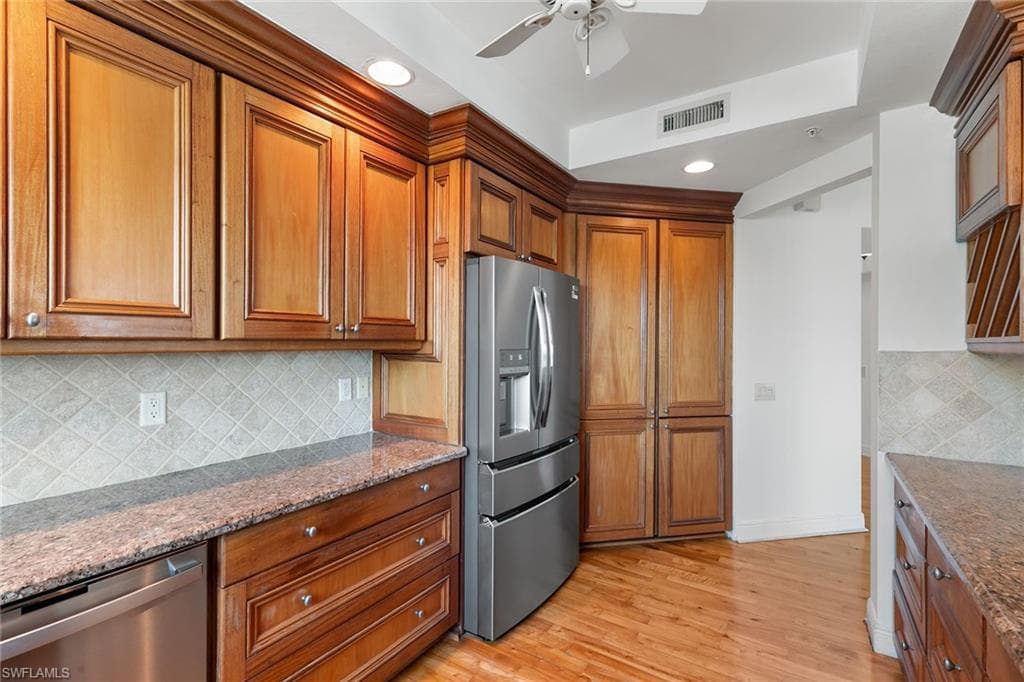 420 Cove Tower Dr 304, Naples, FL 34110-11