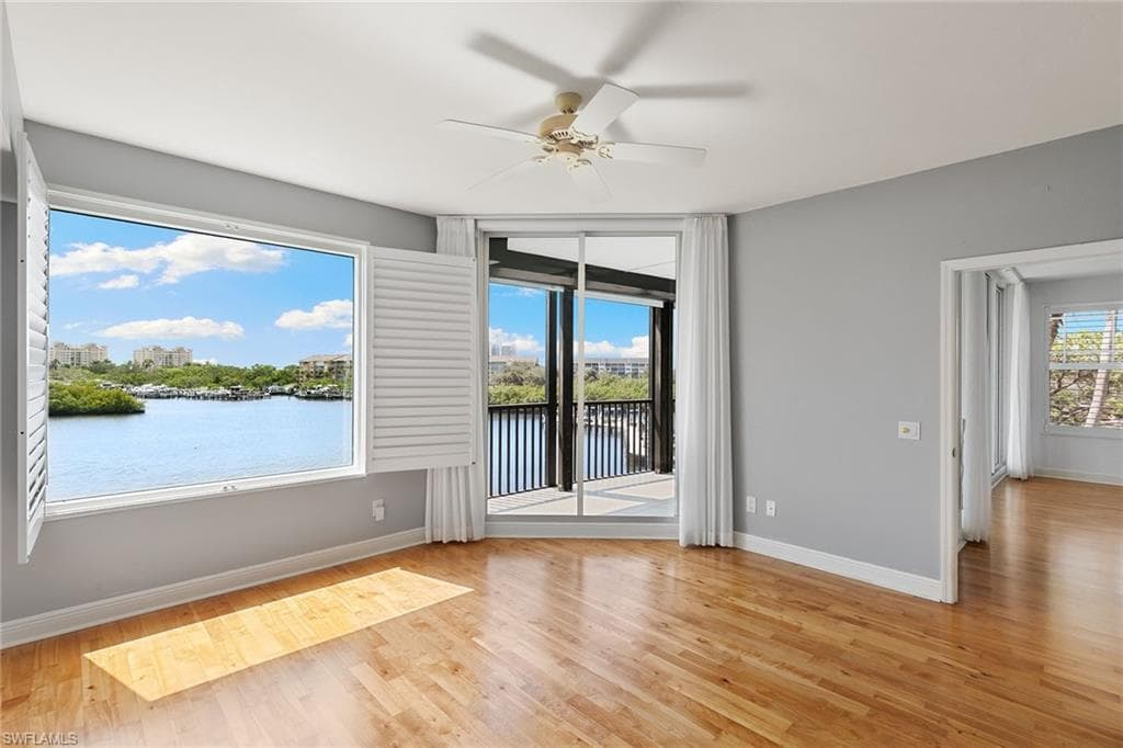 420 Cove Tower Dr 304, Naples, FL 34110-12