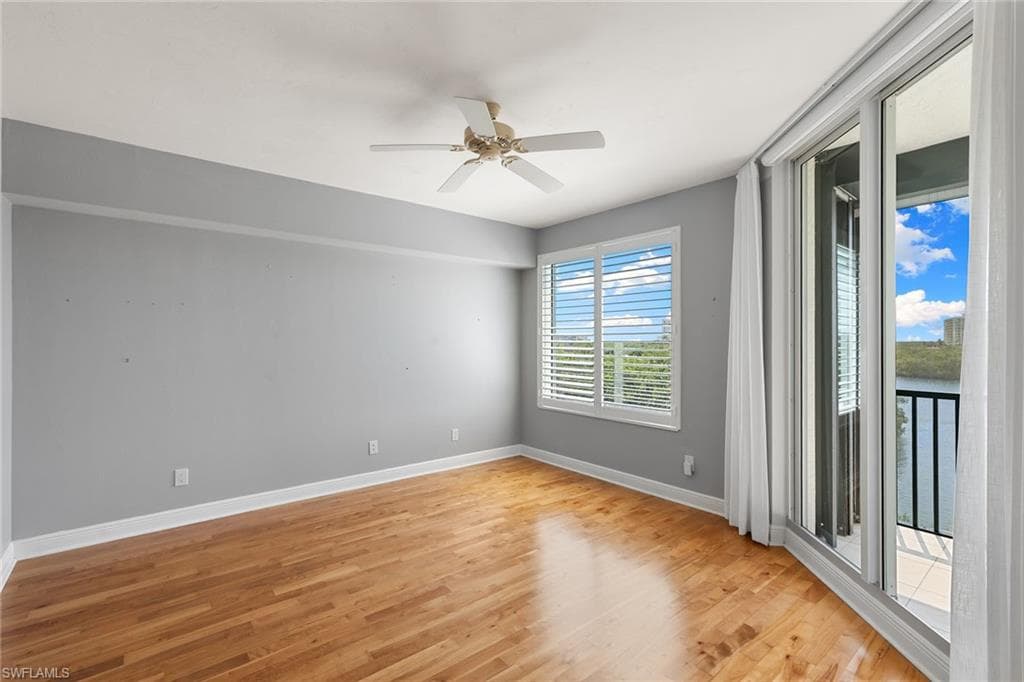 420 Cove Tower Dr 304, Naples, FL 34110-13